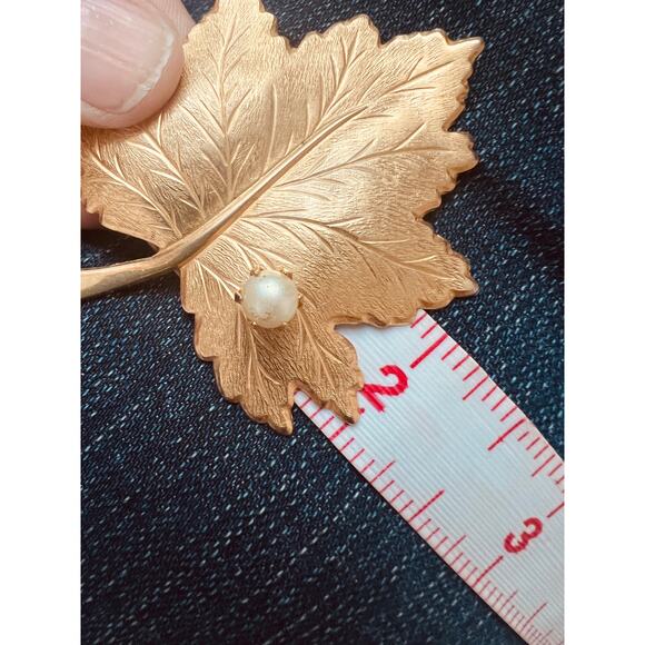 Vintage Sarah Coventry Gold Leaf Brooch Faux Pearl Maple Pin 2.5” Signed - Picture 7 of 8